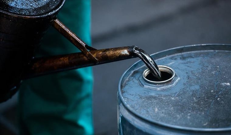 रूस से भारत के कच्चे तेल के आयात में गिरावट: क्या महंगाई का असर हो रहा है?