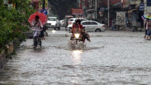 Heavy rains, schools closed and roads jammed in Kerala and Tamil Nadu